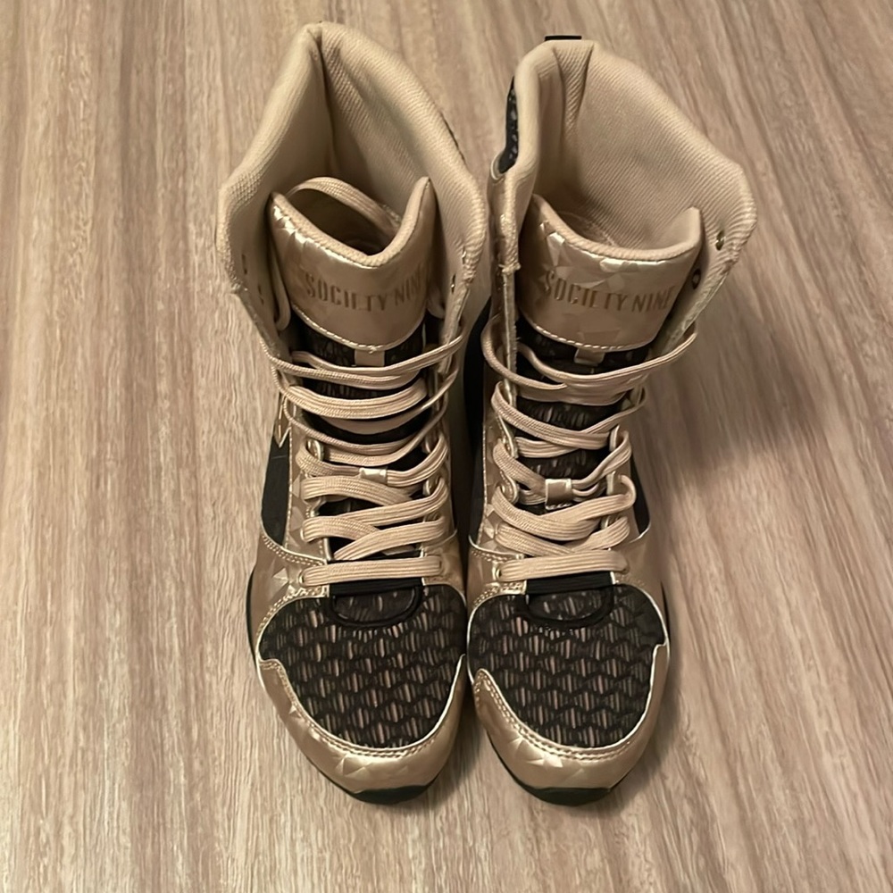 Us:8 but fits like 7.5. Women’s boxing shoes.